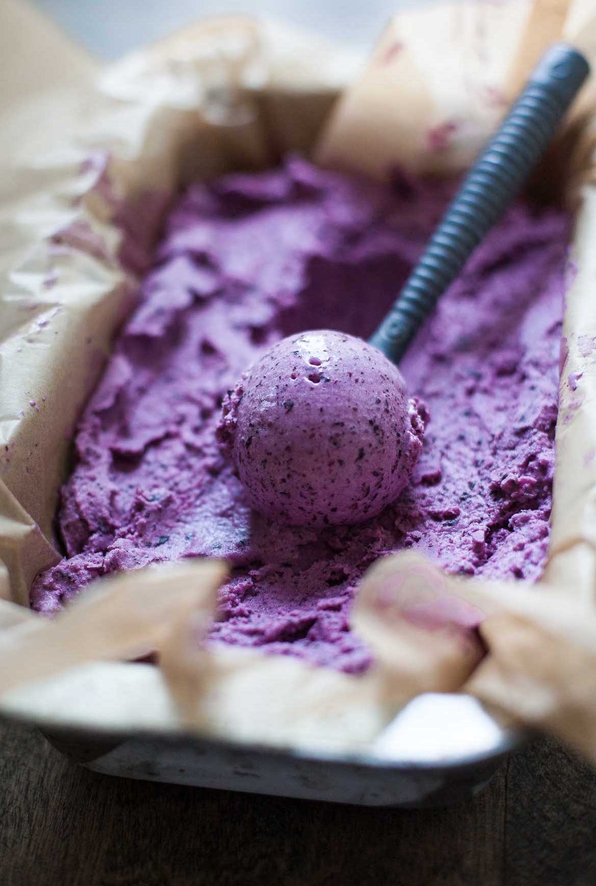 Helado de suero de arándanos - Un batidor calculado