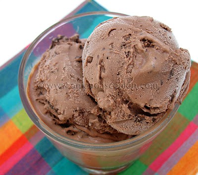 Helado doble de chispas de chocolate