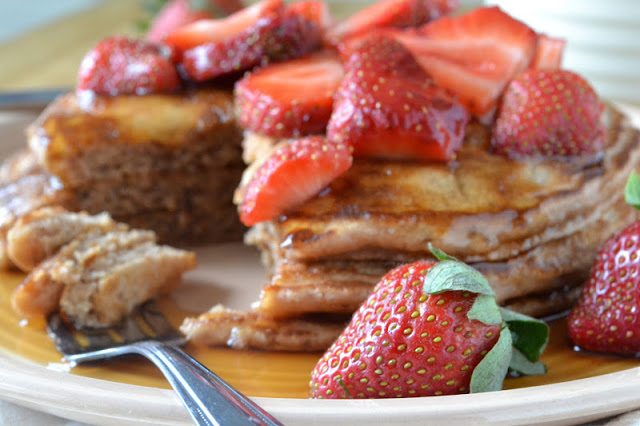Crêpes au babeurre et cacao avec fraises