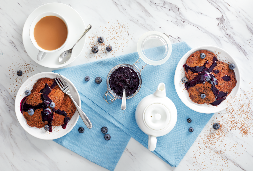 Panqueques de chocolate vegano de Aldi con compota de arándanos