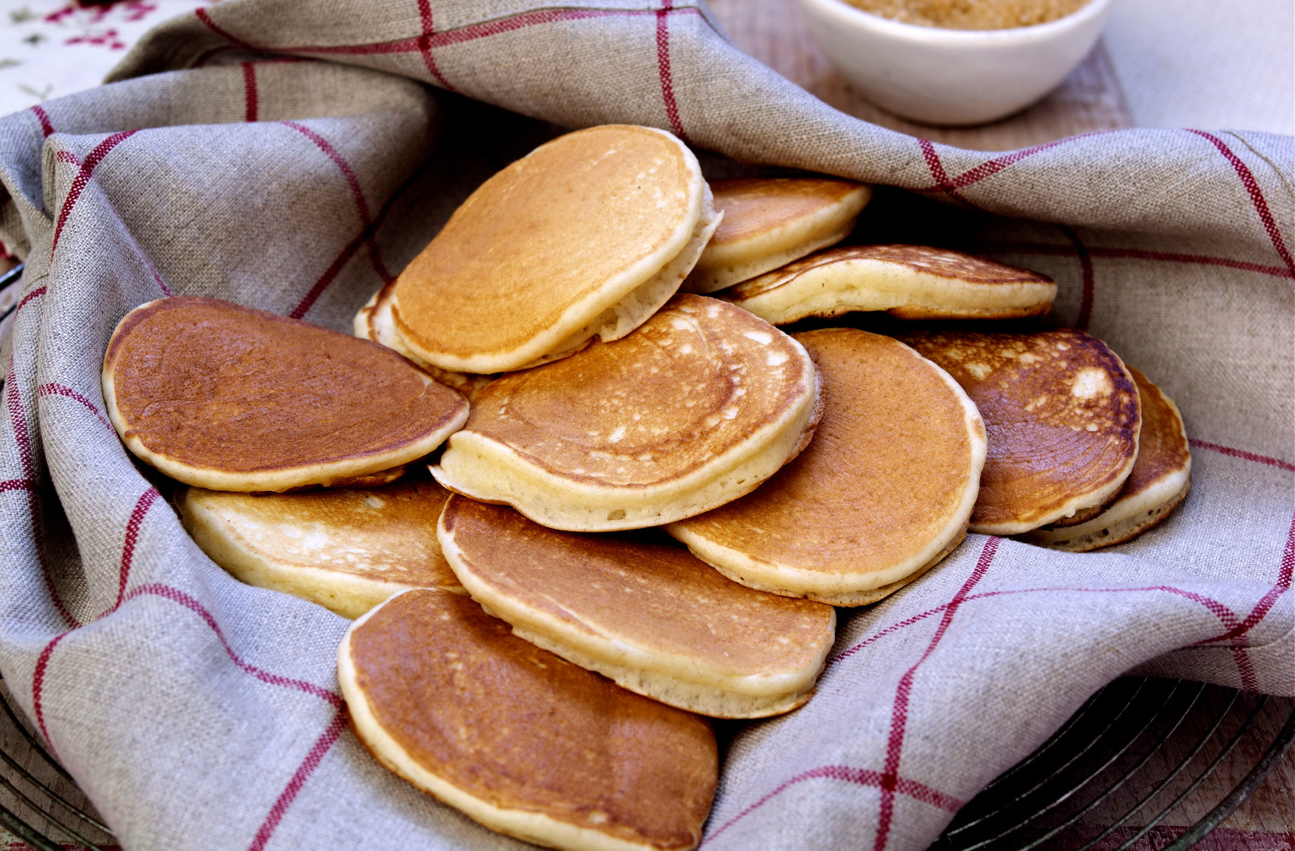 Crêpes aux petits pains à l'érable Ces simples crêpes aux petits pains à l'érable sont faciles à préparer et sucrées et délicieuses, vous n'en voudrez pas seulement pour le jour des crêpes.