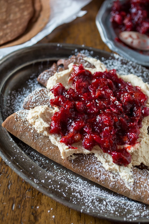 Estos crepes de pan de jengibre con compota de jengibre y arándano son el postre perfecto para el invierno. ¡Lleno de relleno de mascarpone de vainilla esponjoso y listo en menos de una hora!