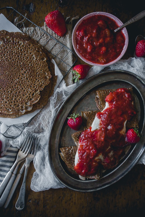 Estos crepes de alforf&oacute;n con compota de ruibarbo de fresa y crema de vainilla son la manera perfecta de celebrar la primavera. Adem&aacute;s, &iexcl;son naturalmente sin gluten!