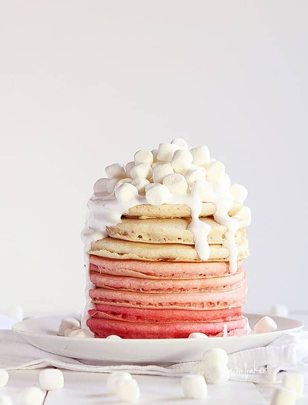 Panqueques rosados ​​con glaseado de pelusa de malvavisco