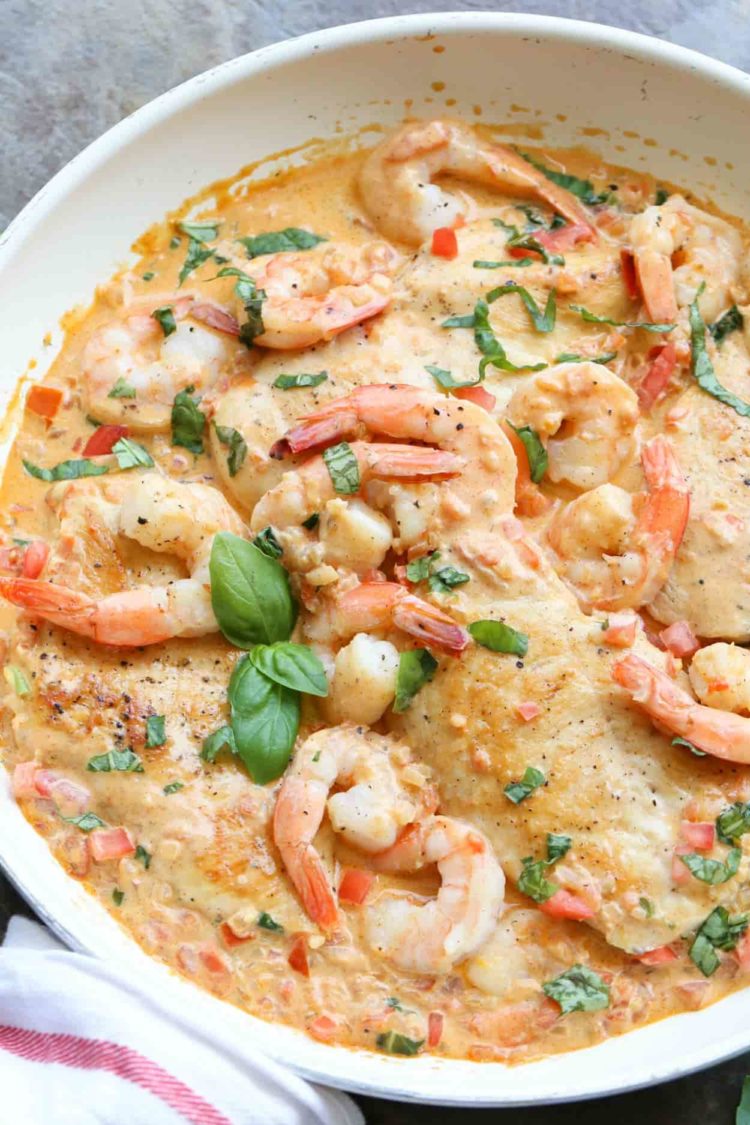 Recette crémeuse de crevettes au poulet et crevettes dans une poêle aux herbes.