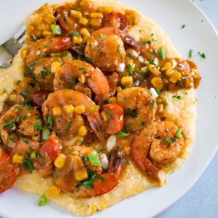 Camarones y sémola criolla