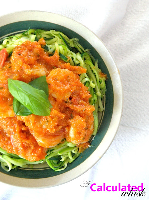 Crevettes et zoodles avec sauce tomate et ail