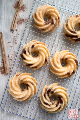{Revisión del libro de cocina}: Una cocina acogedora y un pastel de canela en polvo.