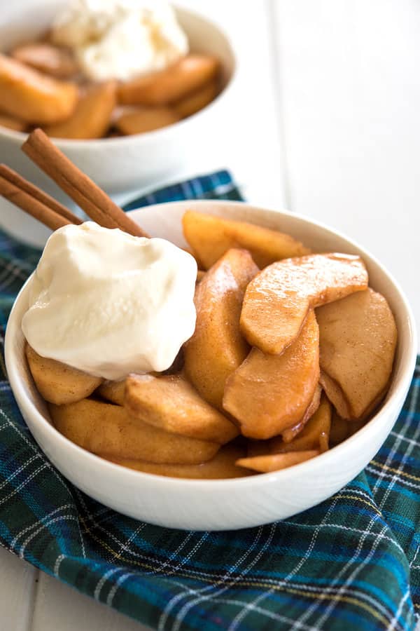 &iexcl;Estas manzanas Crock Pot canela f&aacute;ciles se pueden servir con harina de avena para el desayuno o helado para el postre! #breakfast #easyrecipes #dinner #crockpot #crockpotrecipes