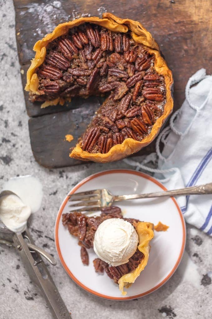 crock pot pecan pie junto a un trozo de tarta