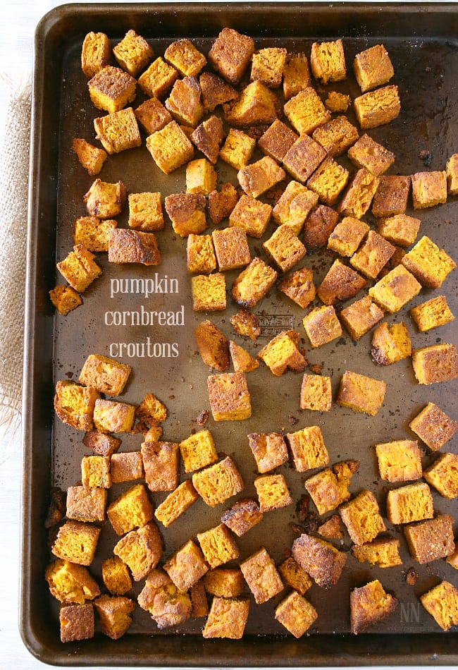 &iexcl;Estos simples crotones de pan de ma&iacute;z con calabaza est&aacute;n hechos de pan de ma&iacute;z con salvia de calabaza y est&aacute;n listos en solo minutos! Perfecto en sopa, ensalada o relleno.