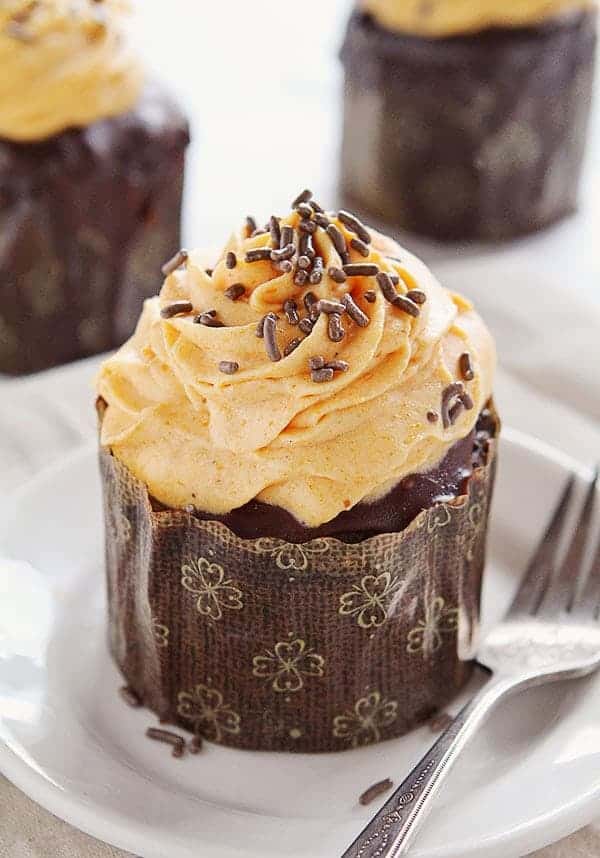 Pastelitos de calabaza y chocolate con crema batida de calabaza # cupcakes