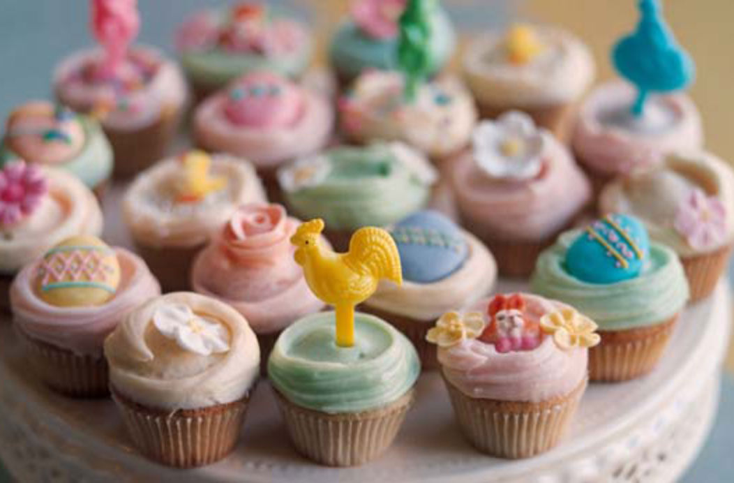 Cupcakes à la vanille de Pâques Ces délicieux cupcakes à la primevère de boulangerie sont garantis pour impressionner les clients, et ils sont d'excellents gâteries de Pâques pour les enfants.