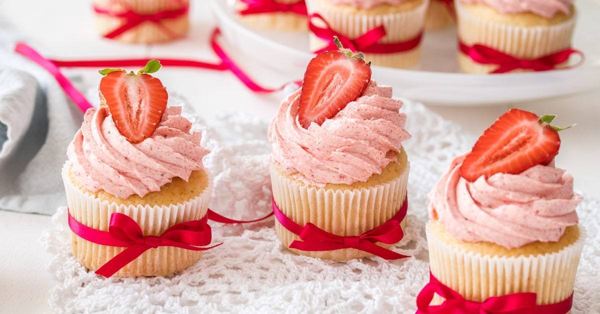 Pastelitos de vainilla fáciles con crema de mantequilla de fresa