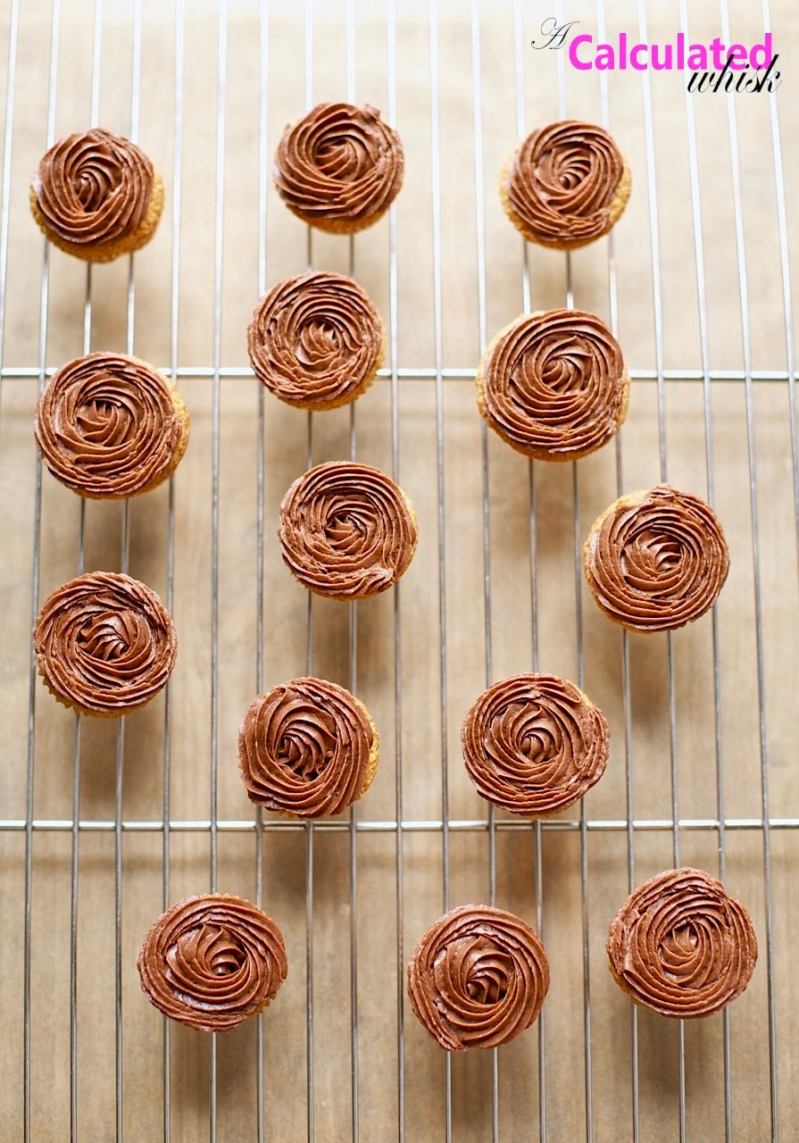 Pastelitos de vainilla f&aacute;ciles con glaseado de chocolate (sin gluten, sin granos)