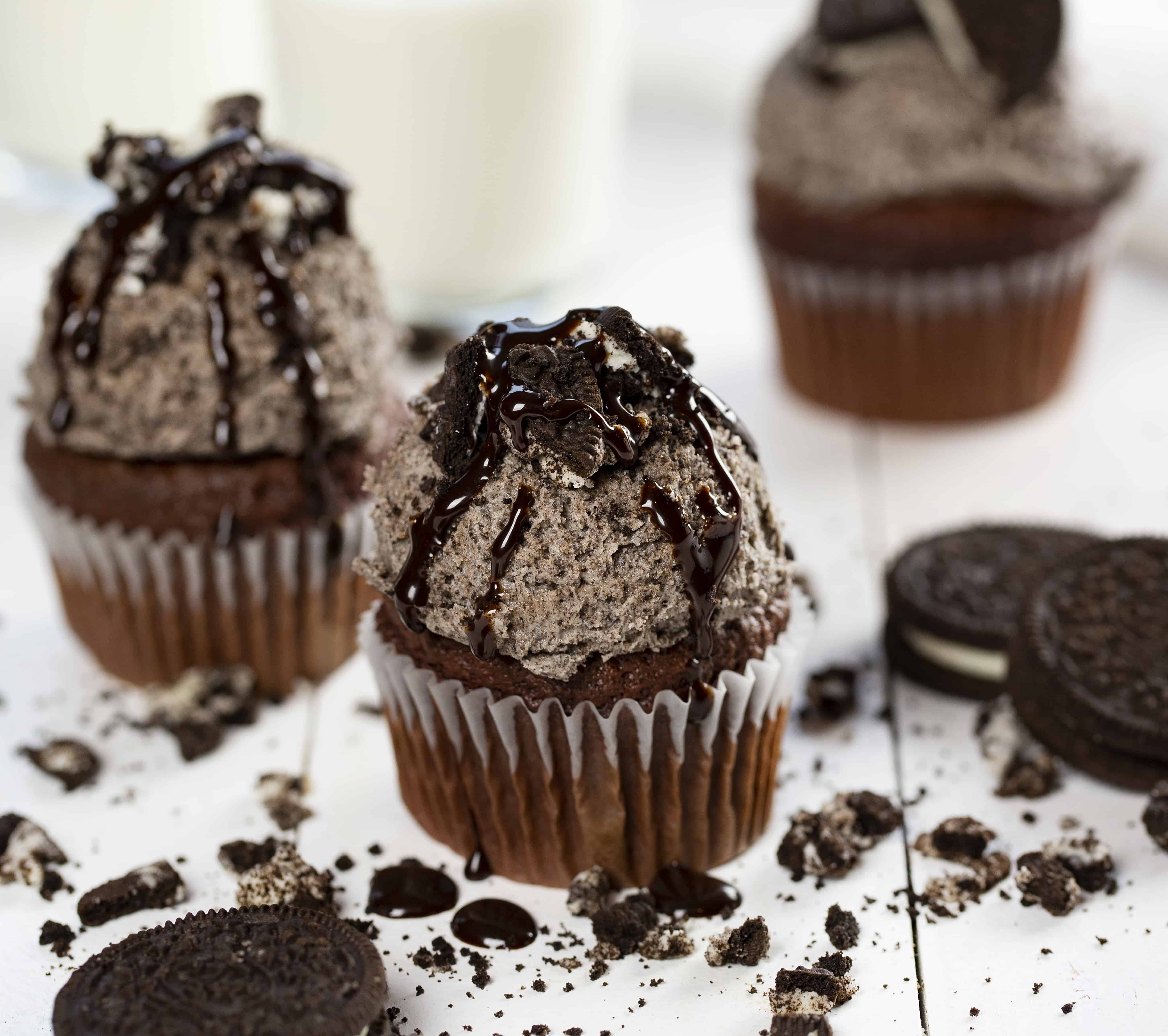 Pastelitos de Chocolate con Crema de Mantequilla Oreo