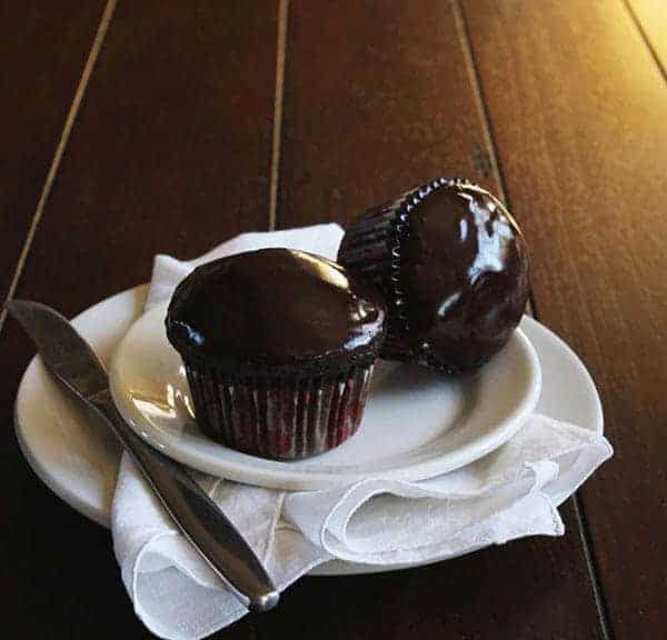 Pastelitos de chocolate negro con relleno de moras