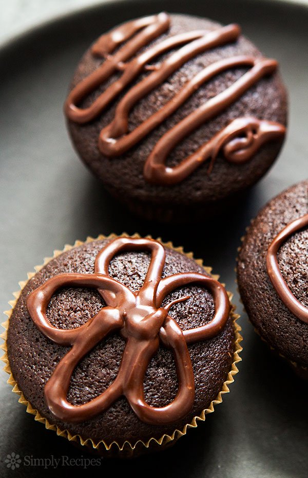 Super Easy Super Moist Chocolate Cupcakes