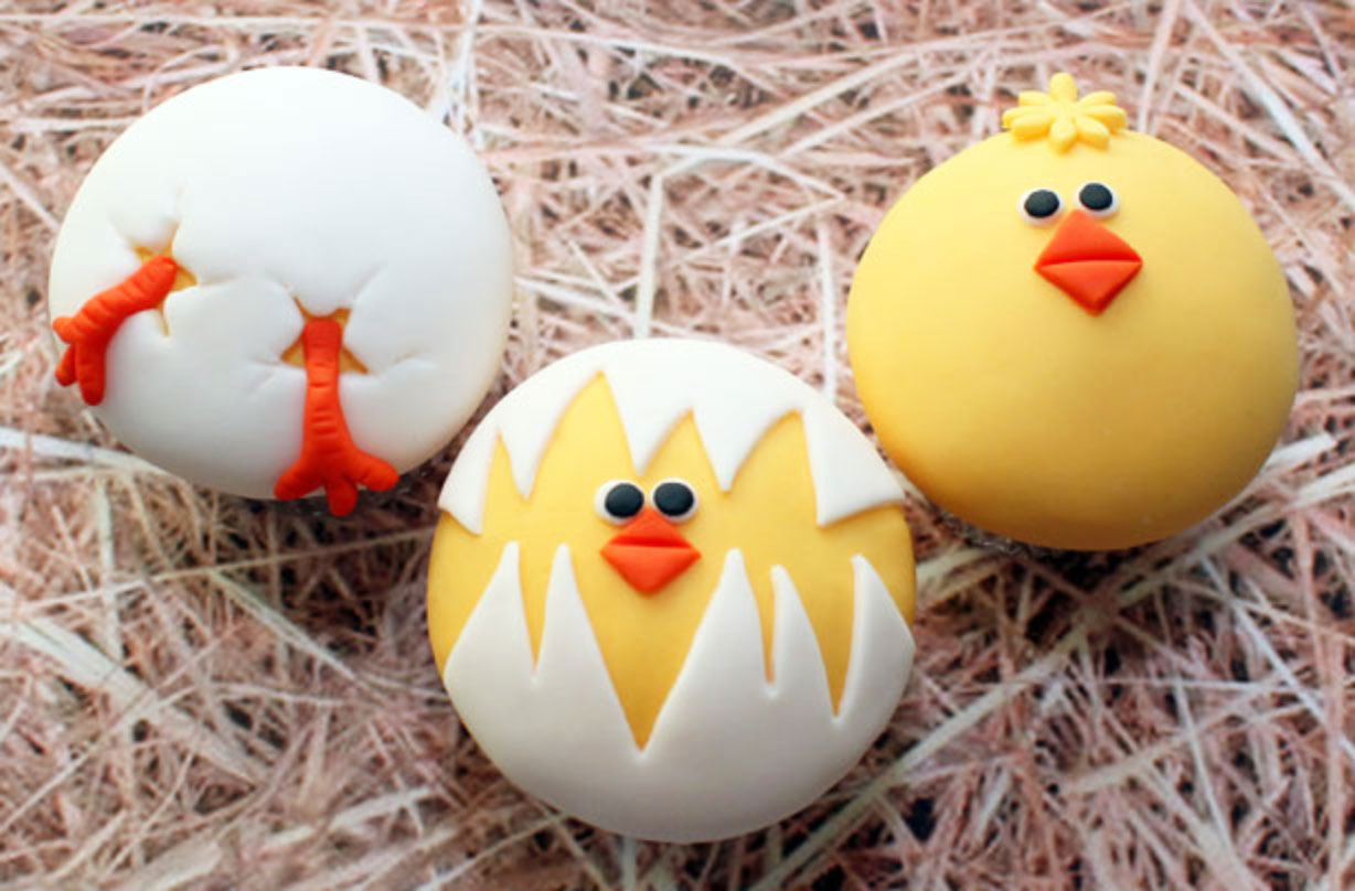 Cupcakes de Pâques Vous voulez cuisiner un peu avec les enfants pendant les vacances de Pâques? Essayez de faire ces cupcakes de Pâques amusants garnis de poussins fondants mignons, faits exclusivement pour le plaisir de Victoria Queen Threader