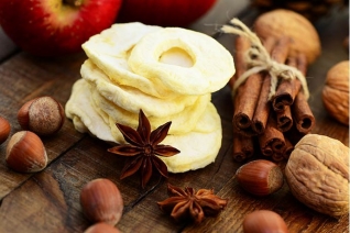 Adornos de Navidad naturales: rebanadas de manzana seca
