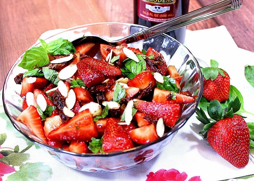RiquĂsima ensalada de albahaca dulce y sabrosa con fresa