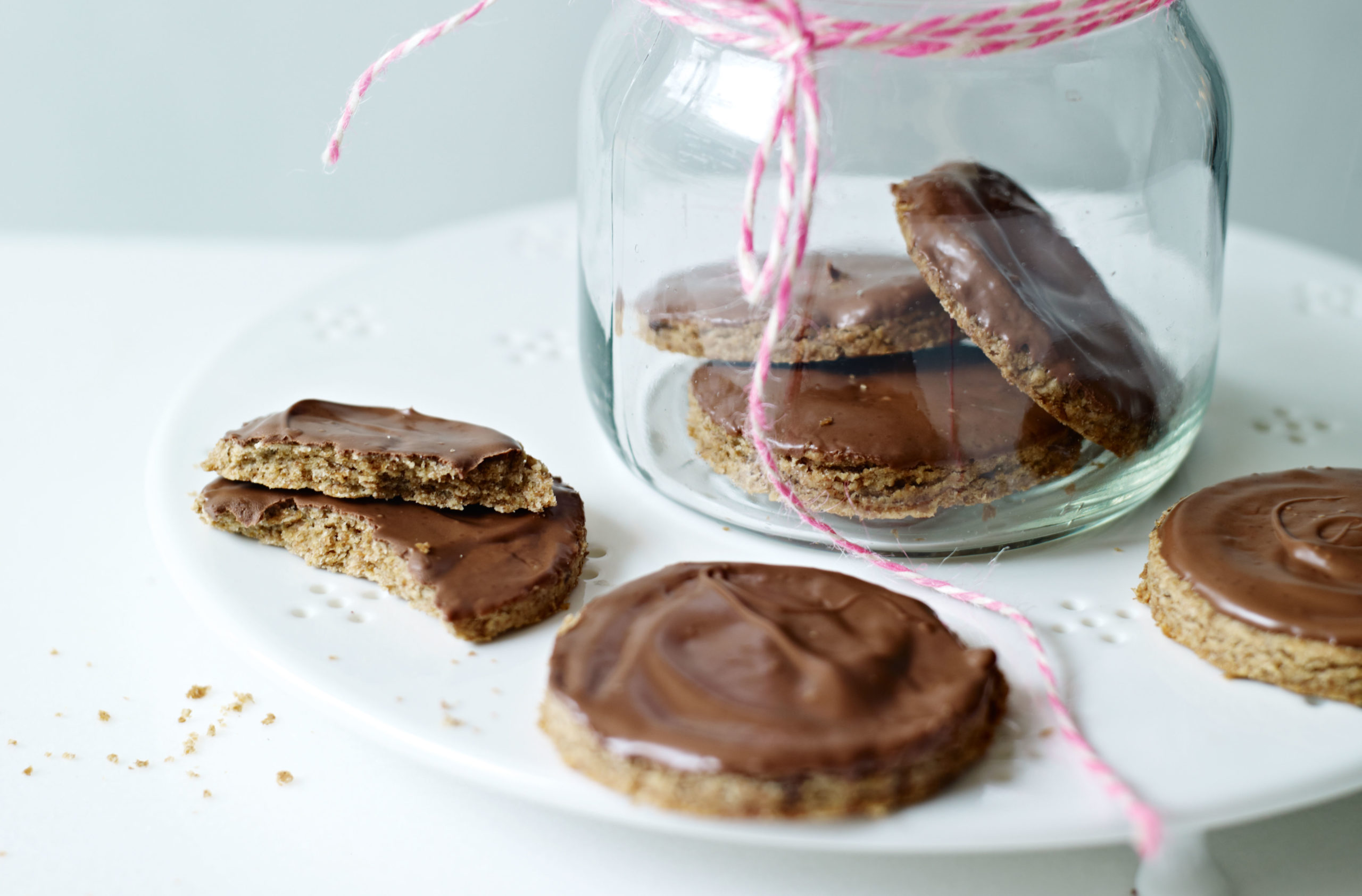 Digestifs au chocolat faits maison Les digestifs au chocolat faits maison sont très faciles à préparer et sont les biscuits préférés de tous! De plus, ils sont prêts à plonger en moins d'une heure.