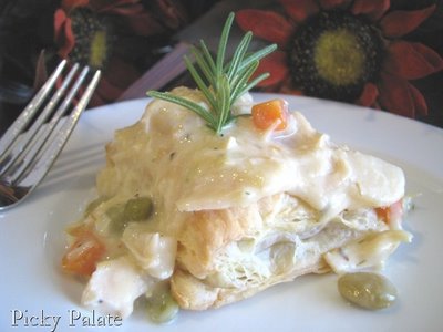 Dîner de 15 minutes: poulet et sauce aux légumes sur des toasts de pâte feuilletée