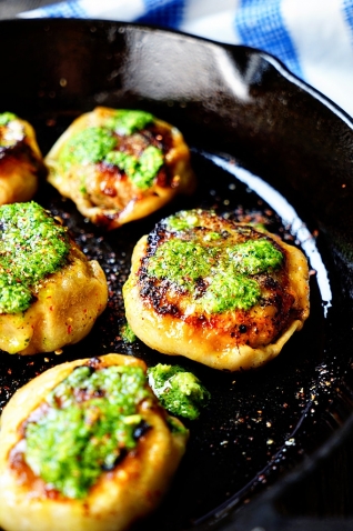 Empanadas De Carne Chinas Con Mantequilla De Cilantro De Jengibre Y Cebolleta