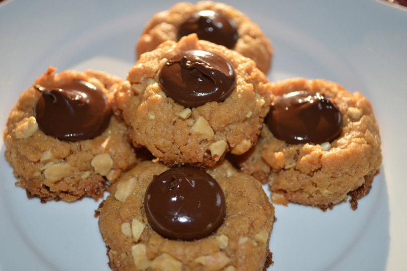 Huellas de mantequilla de almendra sin gluten con chocolate oscuro