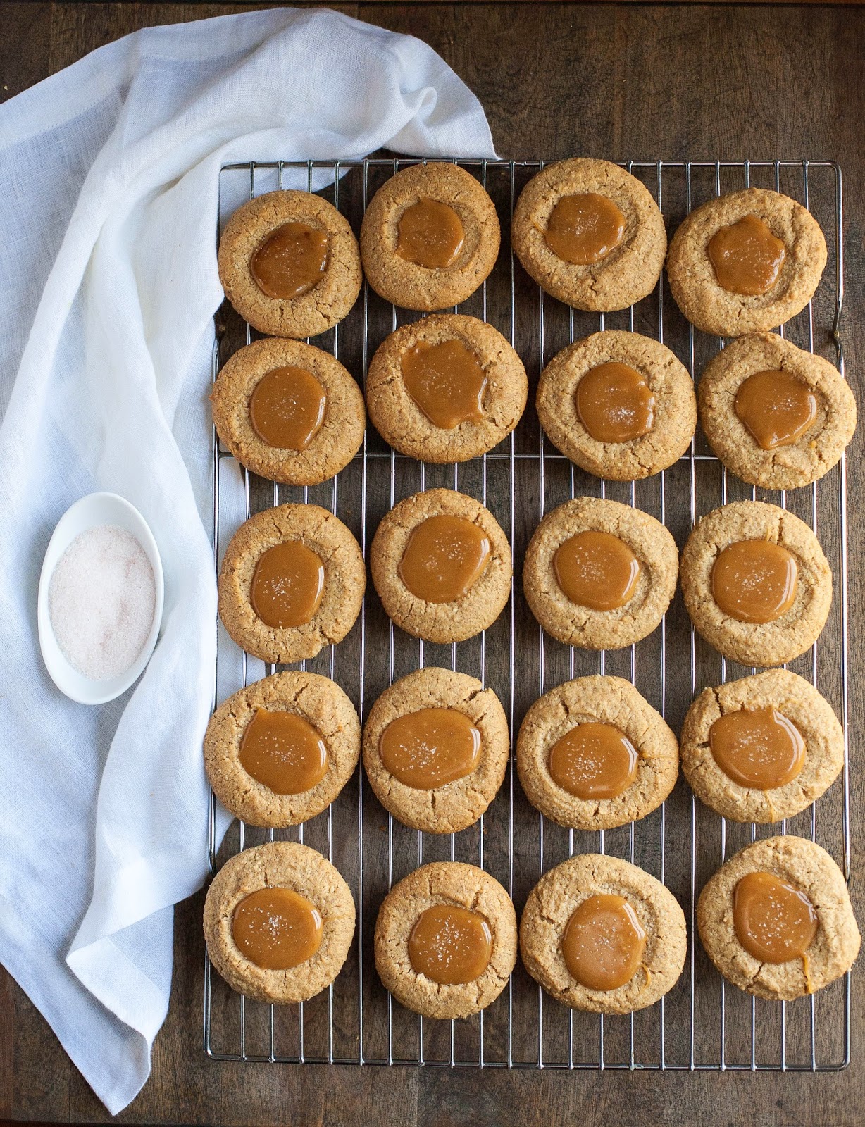 Huellas de mantequilla de almendras con caramelo salado