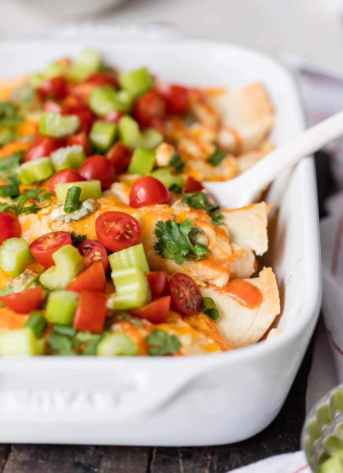 Receta de enchiladas de pollo cremosas hechas con pollo de b&uacute;falo