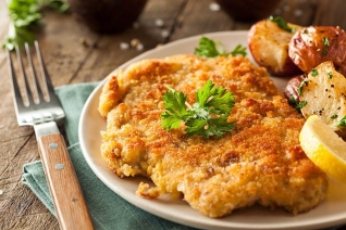 Schnitzel De Pollo Alemán De Estilo Familiar Y Sartenes