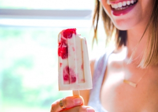 Haga sus propios paletas de yogur griego