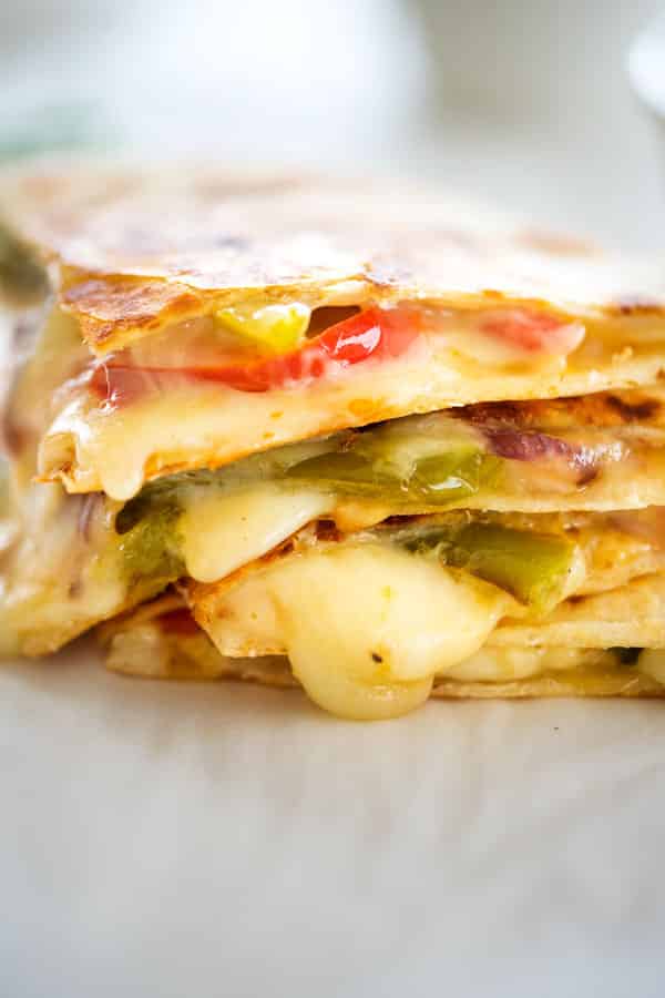 Las fajitas mexicanas son la estrella de esta quesadilla vegetariana con fajita. &iexcl;Una quesadilla vegetariana f&aacute;cil que todos amar&aacute;n!