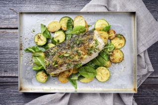 Hoja fácil de pescado al horno con verduras