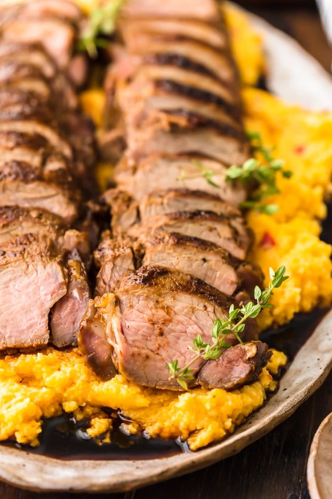 La mejor receta de lomo de cerdo servida en s&eacute;mola de queso pimiento