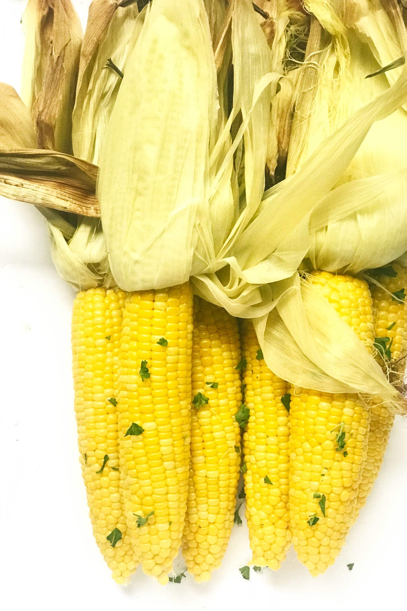 Corn on the cob has never been so simple! An oven and 30 min is all you need to make the best oven roasted corn on the cob your mouth has ever tasted!