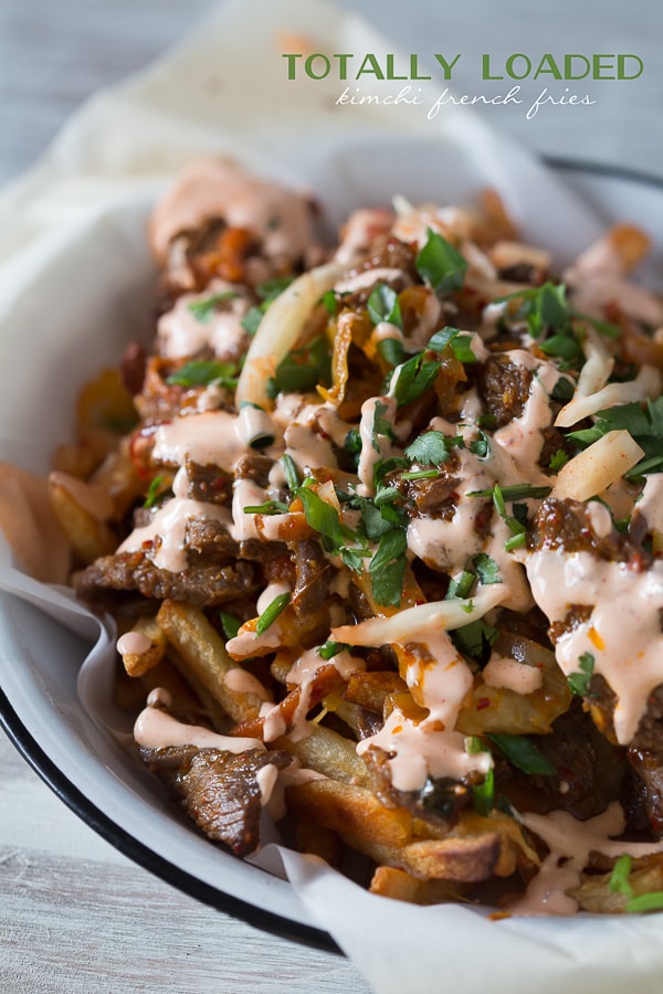 Estas papas fritas kimchi totalmente cargadas son el aperitivo o plato principal lleno de sabor perfecto. Papas fritas crujientes cubiertas con queso derretido, carne sazonada y kimchi salteado. &iexcl;Tan f&aacute;cil!