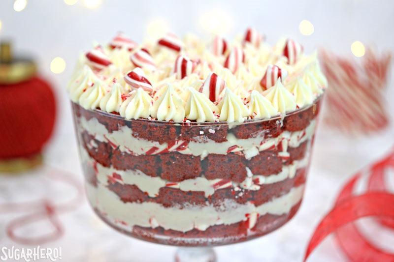Bagatela de terciopelo rojo con glaseado de queso crema y menta