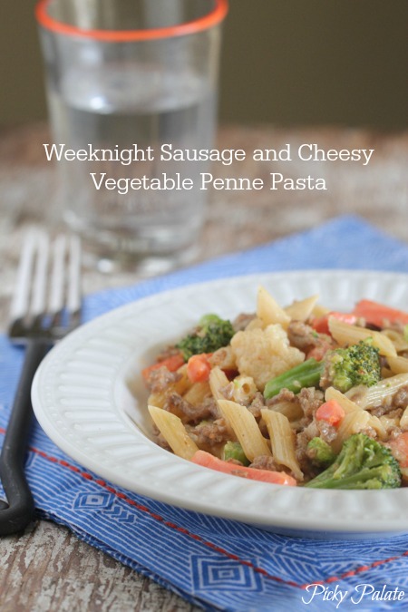 Noche de salchichas y pasta de queso con queso Penne Pasta