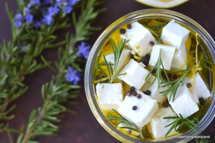 queso feta marinado con pomelo y romero