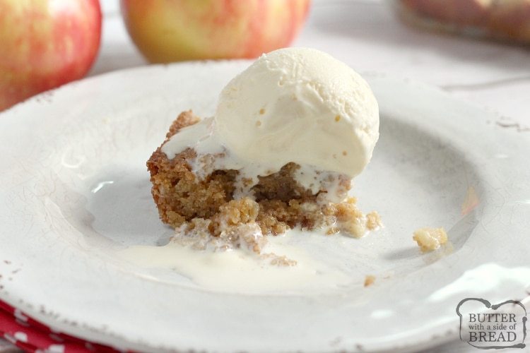 PASTEL DE MANZANA CON CINNAMON FÁCIL - Mantequilla con un lado de pan