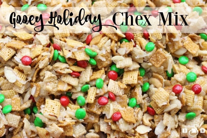 Holiday Chex Mix es un cl&aacute;sico favorito, &iexcl;y nunca puedes equivocarte cuando combinas cereal, chocolate, nueces y coco!