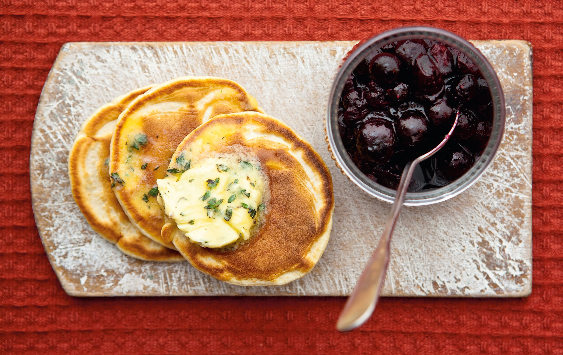 Garnir de crêpes aux petits pains au beurre au thym et aux bleuets Les crêpes aux petits pains au beurre au thym et aux bleuets sont des crêpes revisitées. Ils ne prennent que 20 minutes à faire et ils sont dorés et moelleux