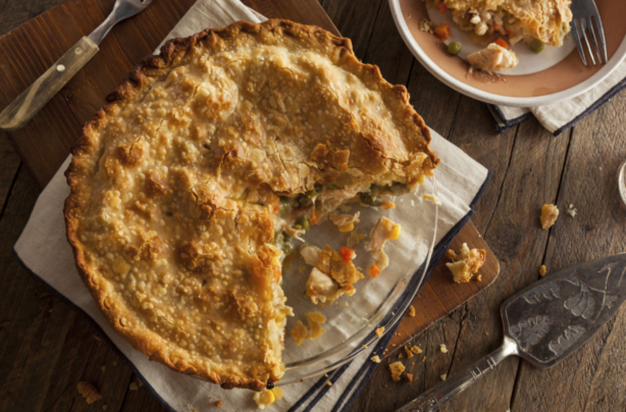 Gâteau à la dinde et au jambon Le gâteau à la dinde et au jambon est le moyen idéal pour profiter au maximum de vos restes de Noël. Le gâteau à la dinde et au jambon contient beaucoup de légumes et est un excellent plat à utiliser.