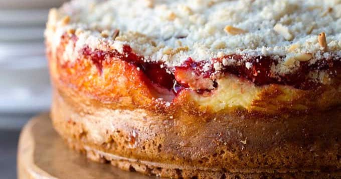 Pastel de café con queso crema y cereza