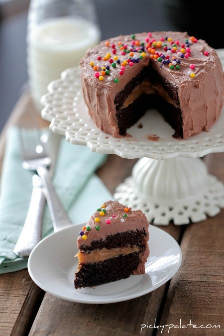 Gâteau au chocolat avec du beurre d'arachide pour un. Joyeux 4e anniversaire!