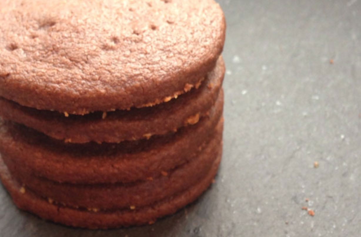 Gâteau au chocolat épicé Ces biscuits au beurre au chocolat sont doux et croquants à croquer. Ils sont parfaits servis avec une tasse chaude