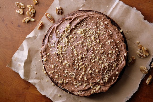Pastel de chocolate y nueces sobre papel pergamino