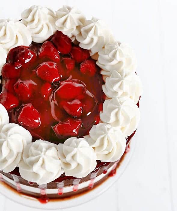 Pastel de chocolate y capa blanca con fresa {Pastel de cumpleaños de Parker}